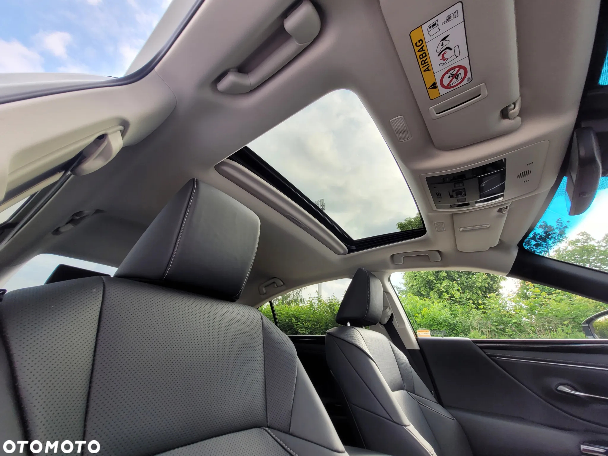 Lexus ES 300h F Sport Design - 16