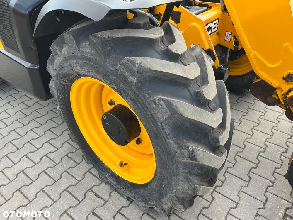 JCB 527-58 Agri - 10