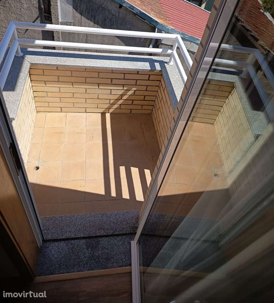 T2+1 (T3), garagem 2 carros, 1º andar elevador, aquecimento central - Grande imagem: 5/17