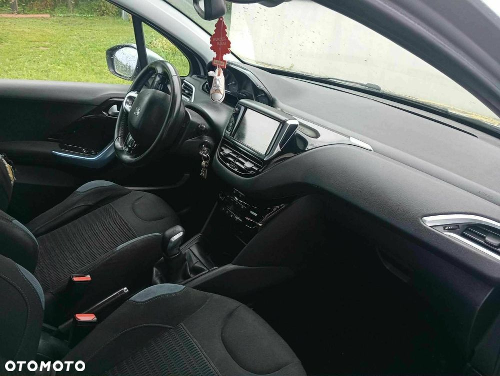 Peugeot 208 - 8