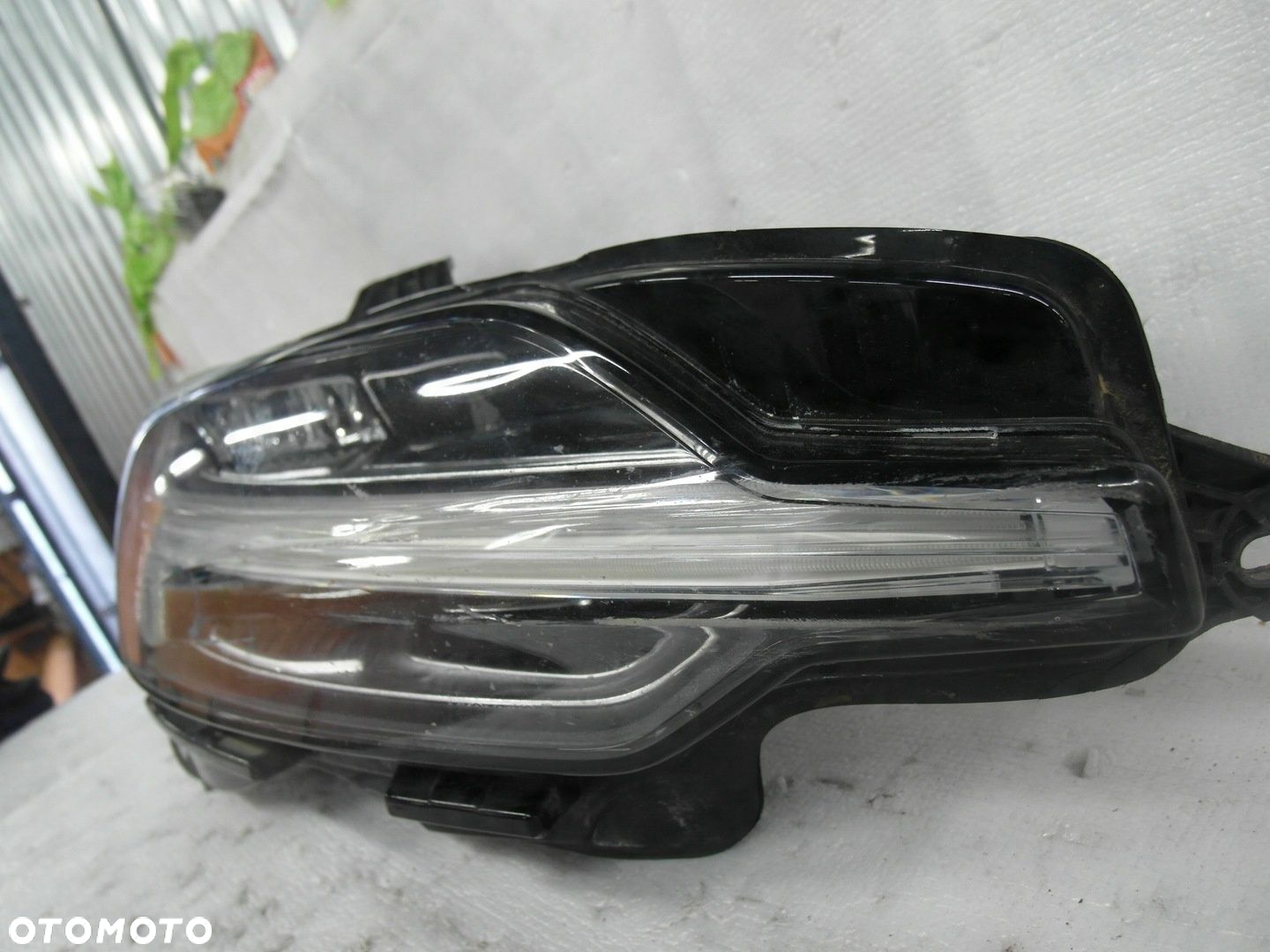 VOLVO V60 II FULL LED LAMPA PRZEDNIA PRAWA RYSA NA SZKLE - 10