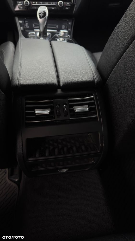 BMW Seria 5 525d xDrive - 14