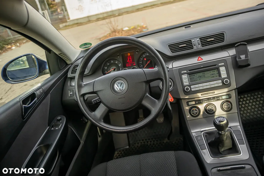 Volkswagen Passat 1.6 Comfortline - 24