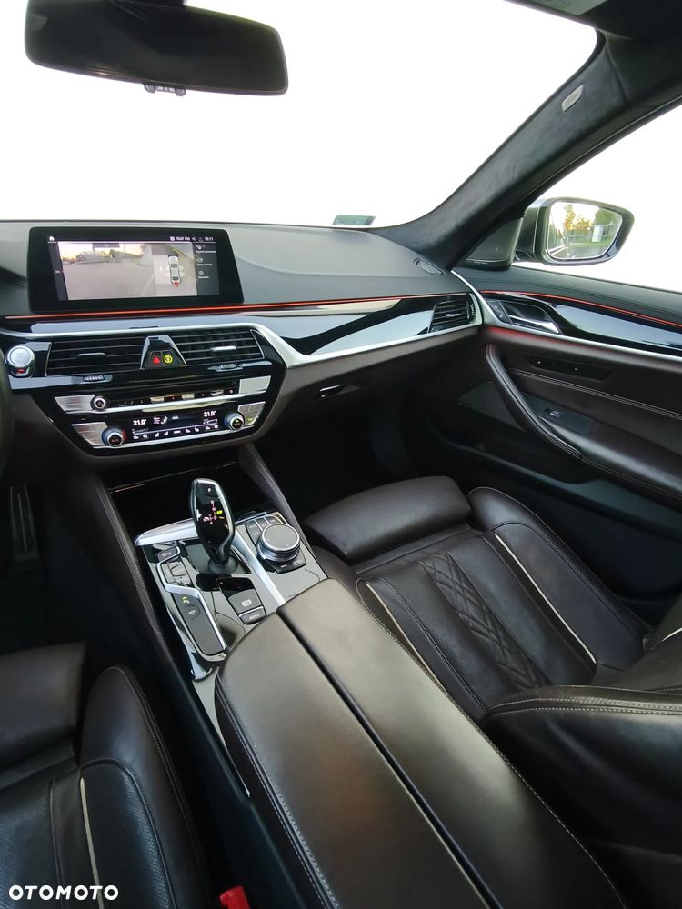 BMW Seria 5 M550i xDrive sport - 22
