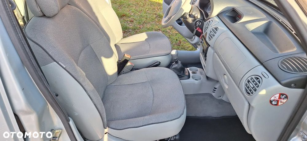 Renault Kangoo 1.6 16V Privilege - 12