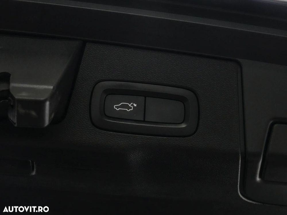 Volvo XC 60 B4 MHEV AT8 AWD Momentum Pro - 26