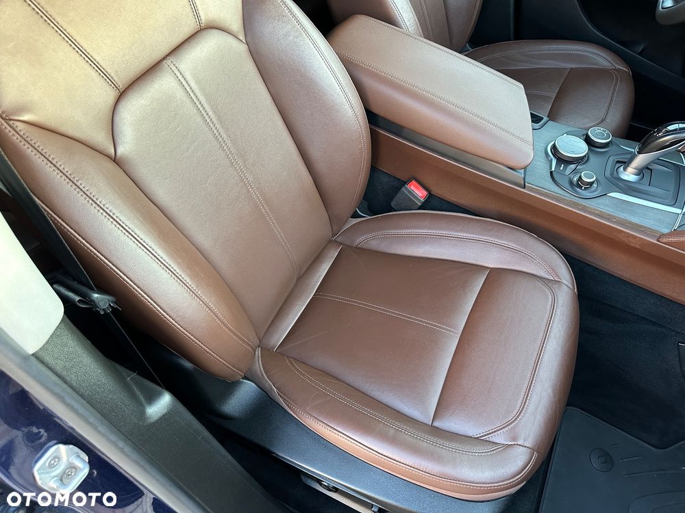 Alfa Romeo Stelvio 2.0 Turbo 16V AT8-Q4 Ti - 32