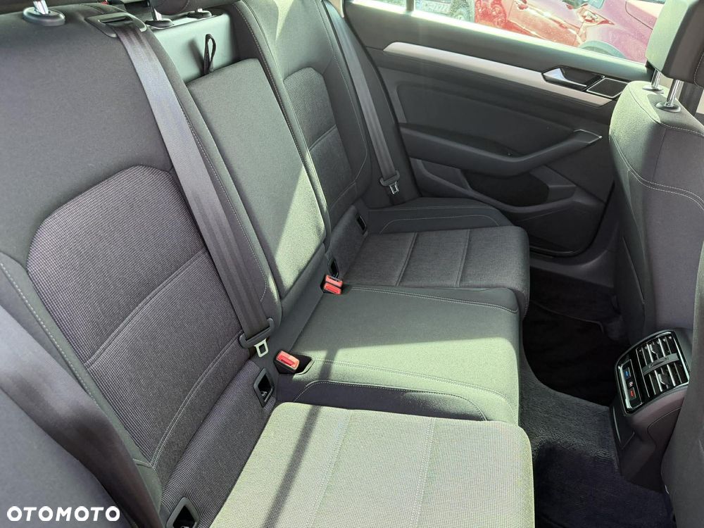 Volkswagen Passat - 12