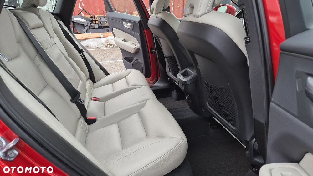 Volvo XC 60 T4 Momentum Pro - 22