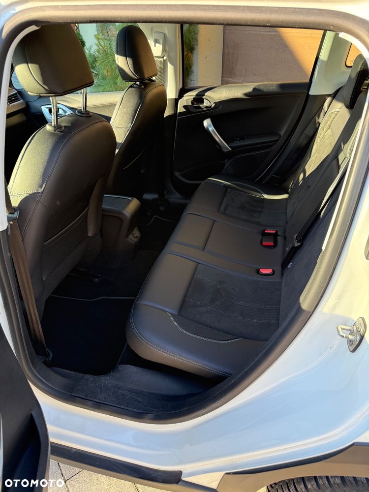 Peugeot 2008 1.2 Pure Tech GPF Signature S&S - 15