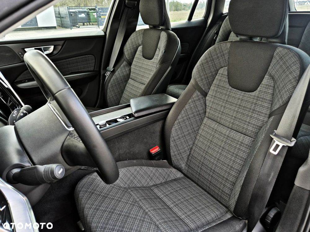 Volvo V60 B3 B DKG Momentum Pro - 24