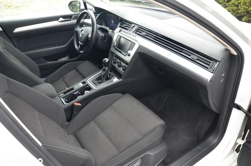 Volkswagen Passat - 31