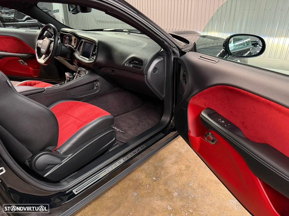 Dodge Challenger Auto SRT Hellcat - 28