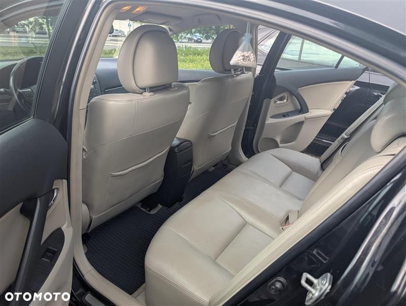 Toyota Avensis - 10