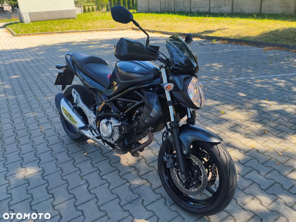 Suzuki Gladius - 1