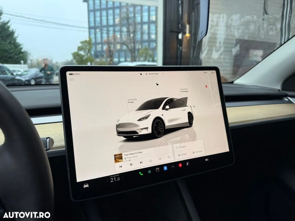 Tesla Model Y - 8