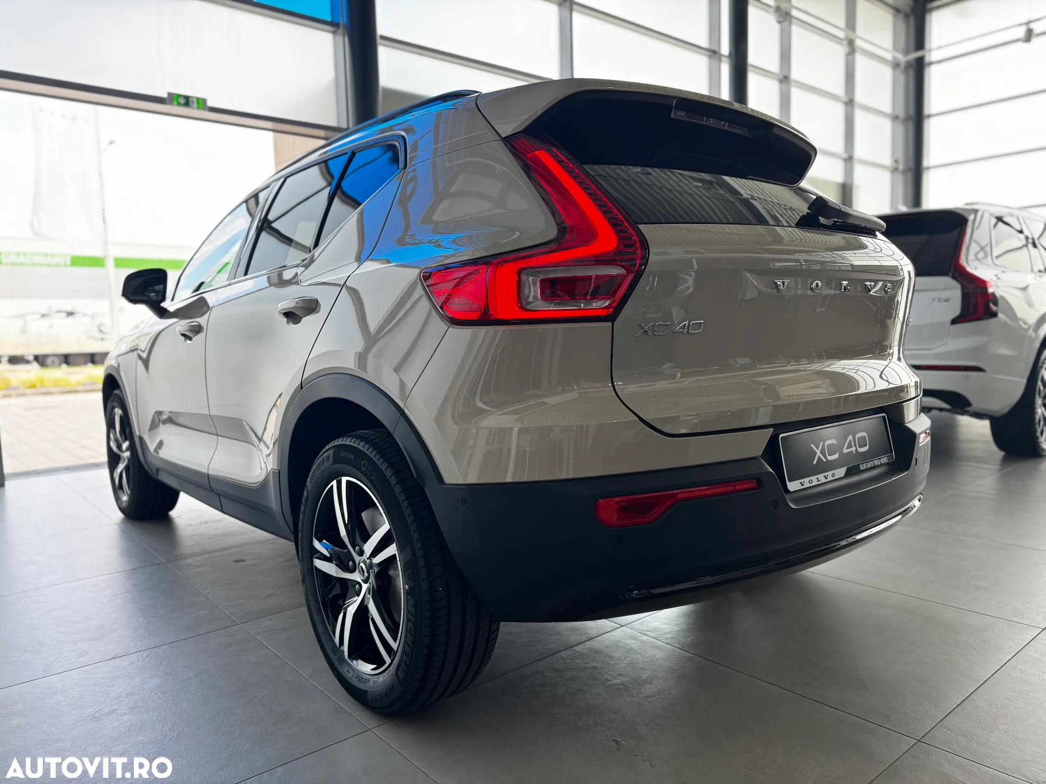 Volvo XC 40 B3 AT FWD MHEV Plus Dark - 8
