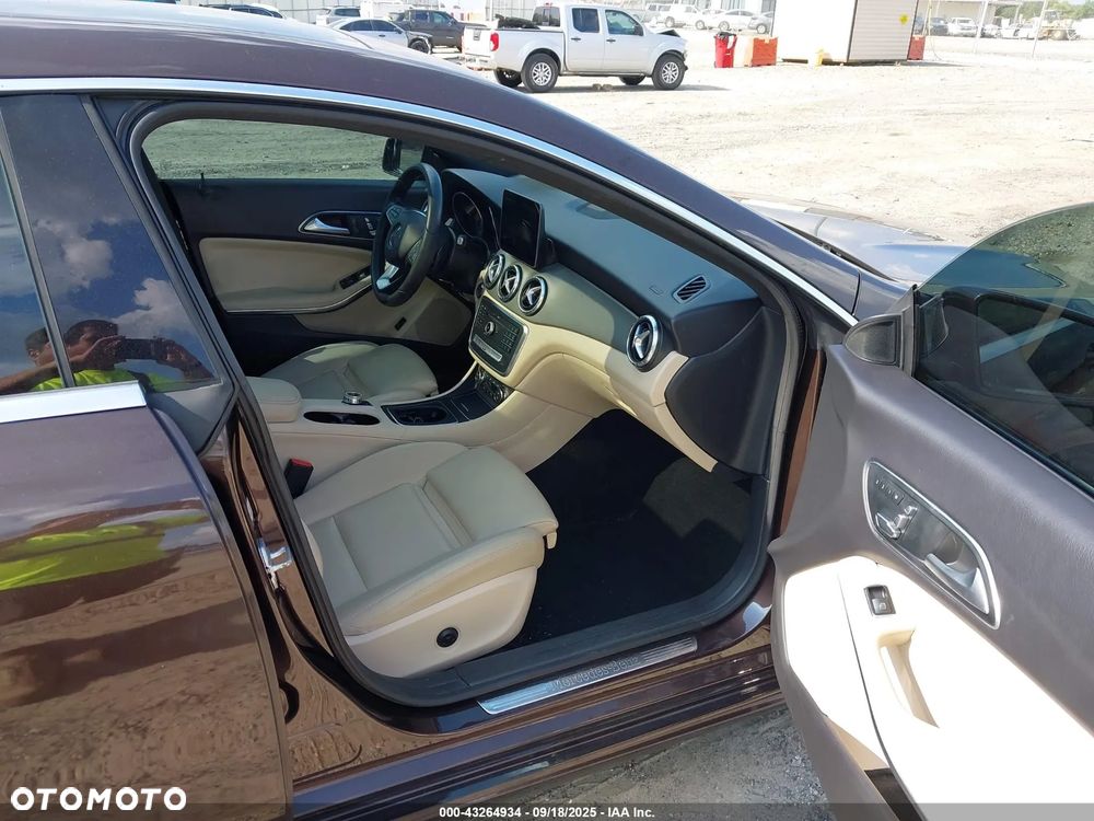 Mercedes-Benz CLA 250 4Matic 7G-DCT - 5