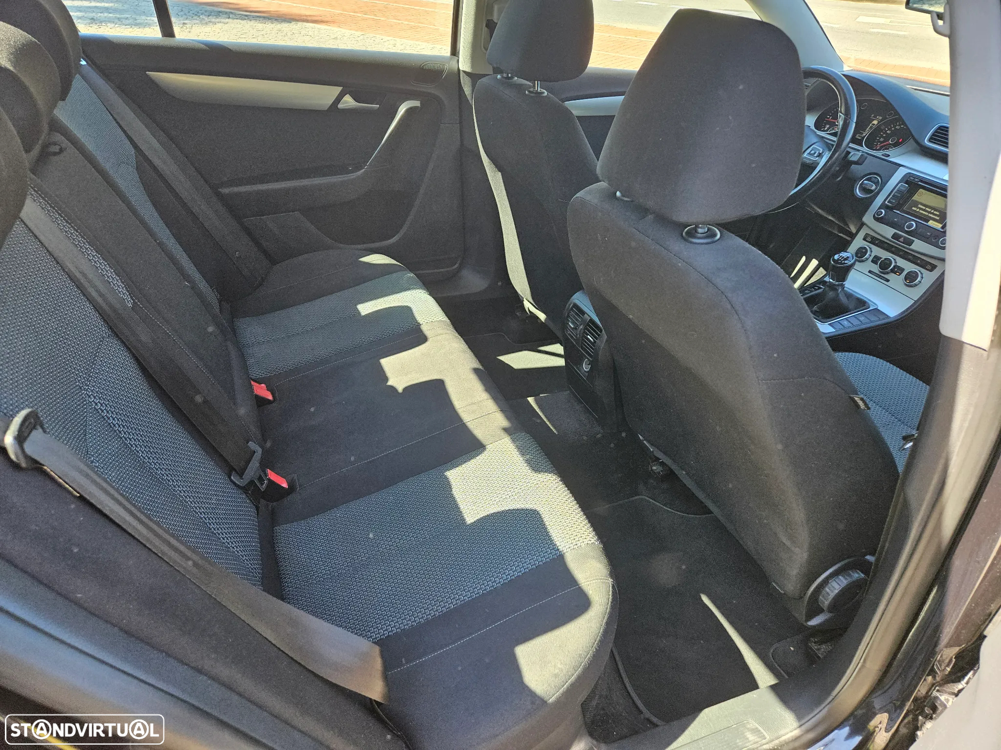 VW Passat 1.6 TDI BlueMotion Comfortline - 23