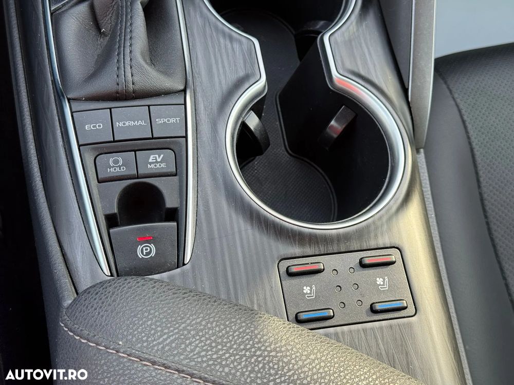 Toyota Camry Luxury - 18