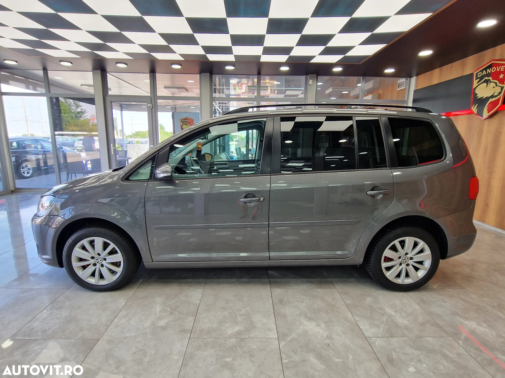 Volkswagen Touran 2.0 TDI DSG Trendline - 4