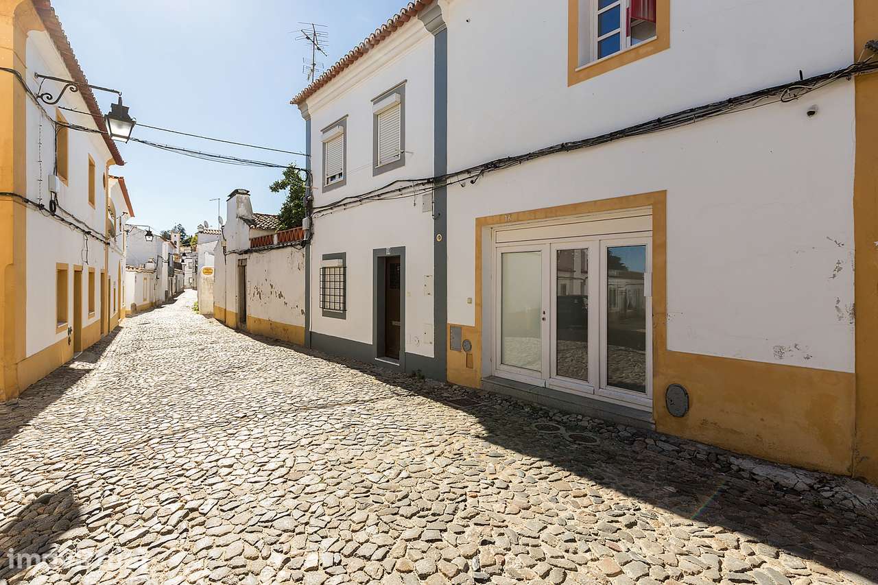 Moradia T2 de Rés do Chão e 1º Andar c/ Saguão no Centro Histórico de - Grande imagem: 2/27