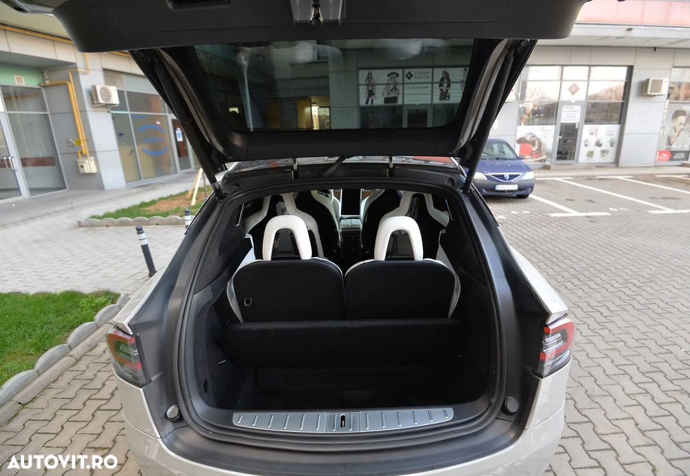 Tesla Model X - 29
