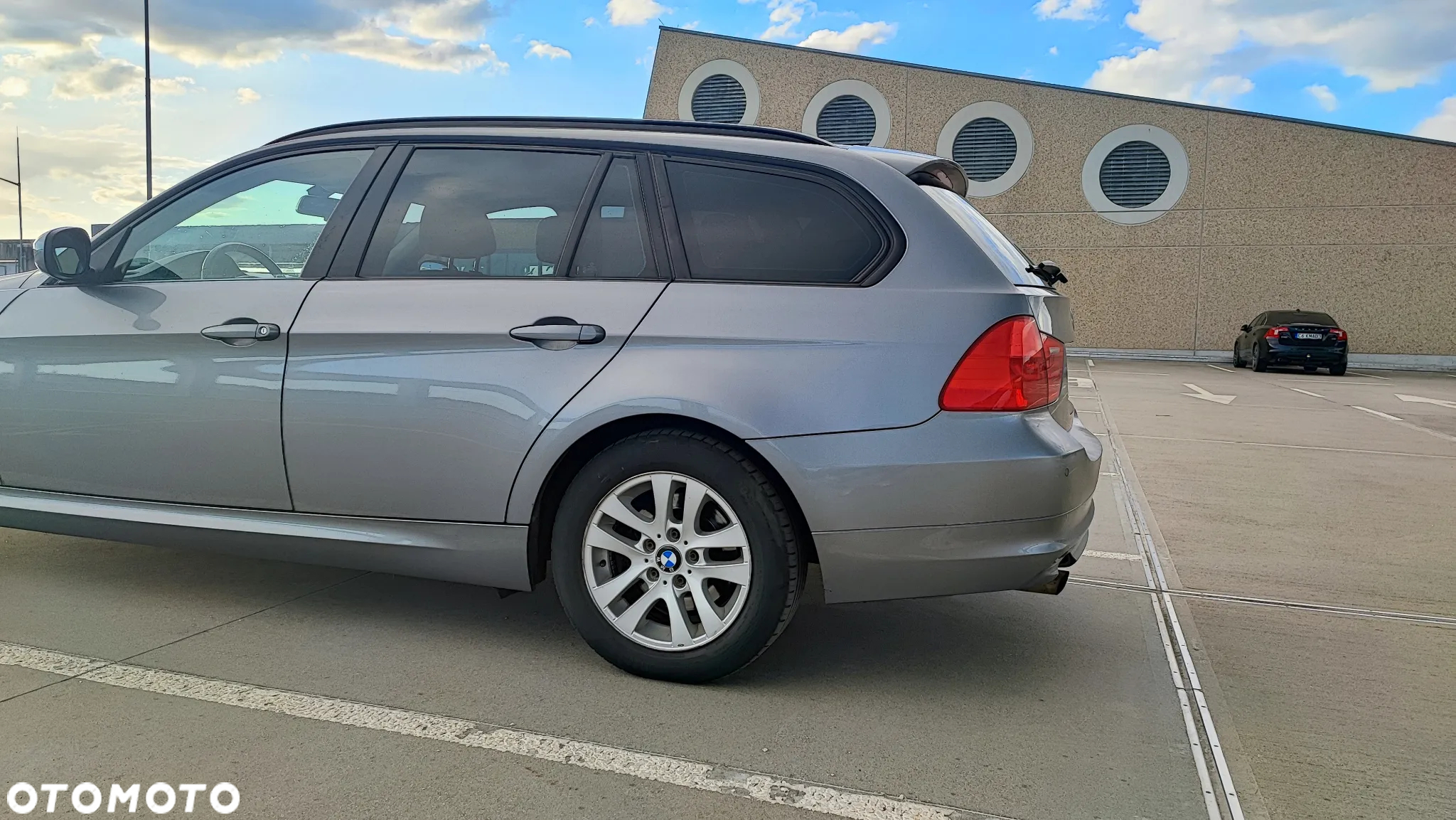 BMW Seria 3 318i Touring - 13