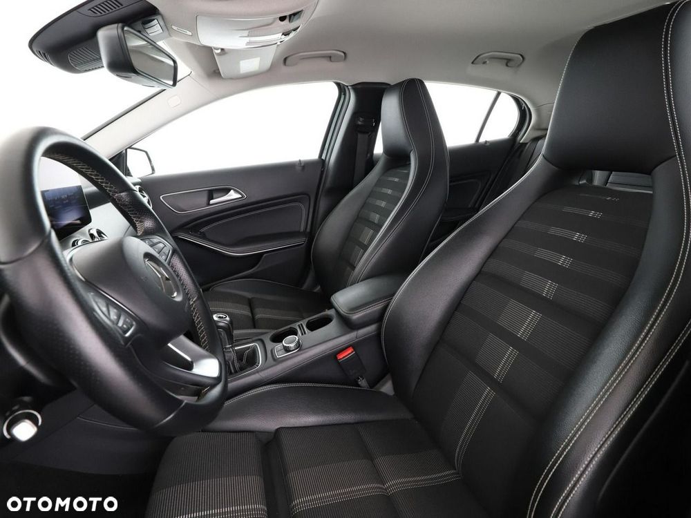 Mercedes-Benz GLA 180 d Urban - 14