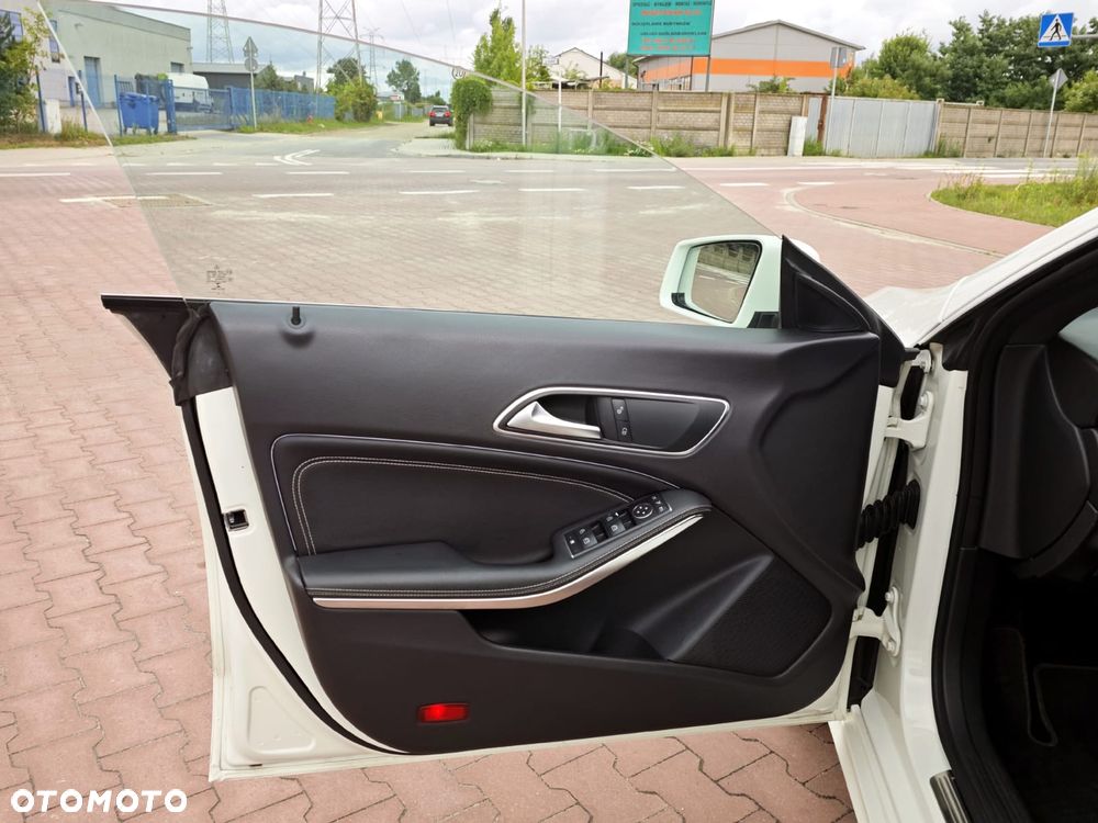 Mercedes-Benz CLA 180 7G-DCT - 21
