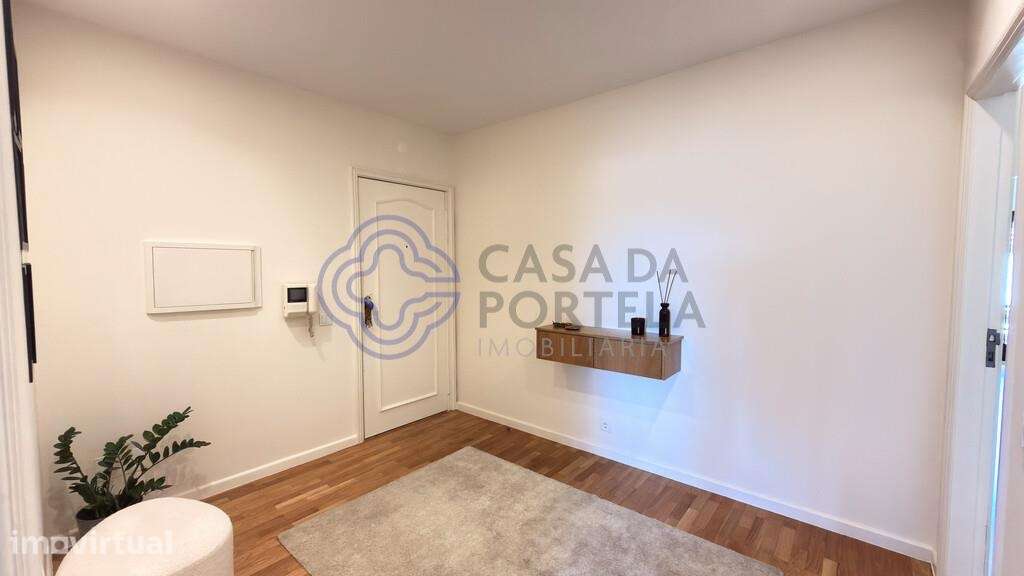 Apartamento T2 Remodelado com Suite, Closet, Duas Varandas, Arrumos e - Grande imagem: 2/32