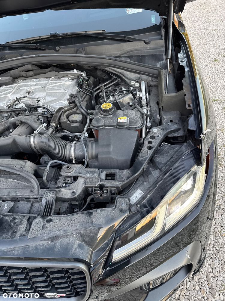 Jaguar F-Pace P550 AWD SVR - 31