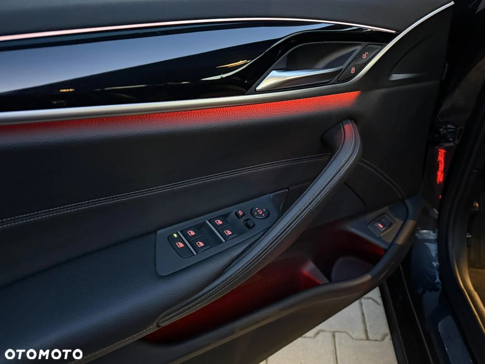 BMW Seria 5 530i Sport Line - 26