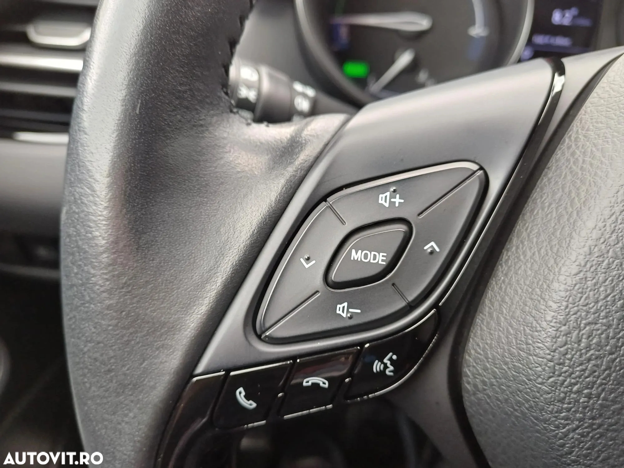 Toyota C-HR 2.0 HSD 184 CP 4x2 CVT Classy Bi-Tone - 13