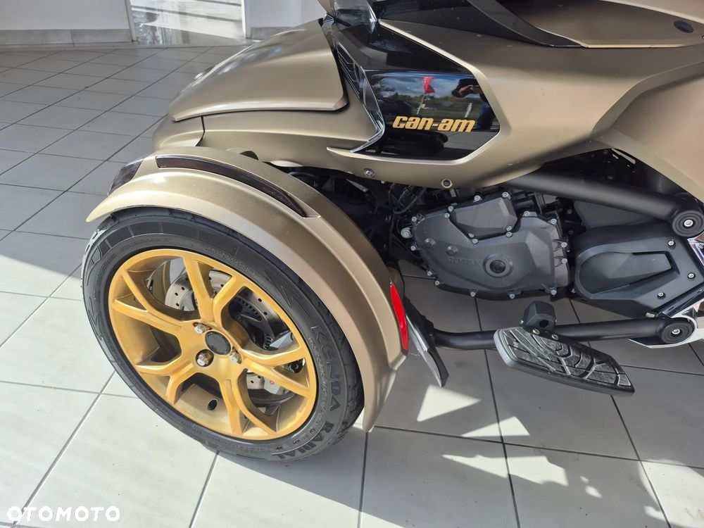 Can-Am Spyder - 17