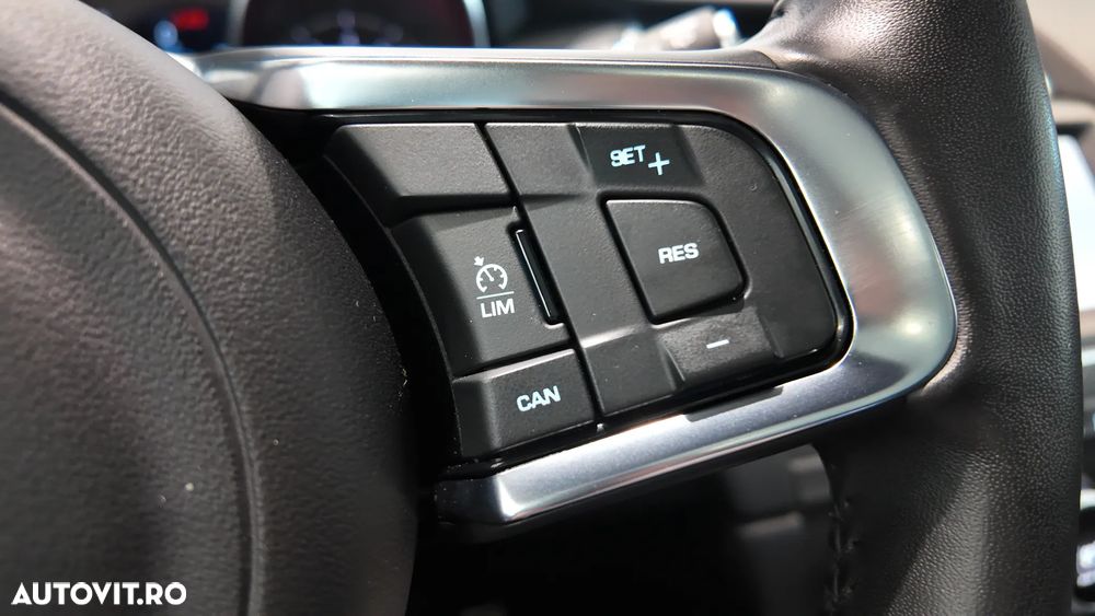 Jaguar E-Pace P200 AWD R-Dynamic S - 28