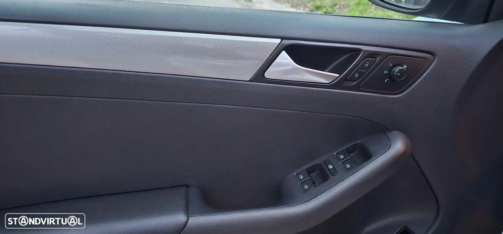 VW Jetta 2.0 TDI Confortline - 3