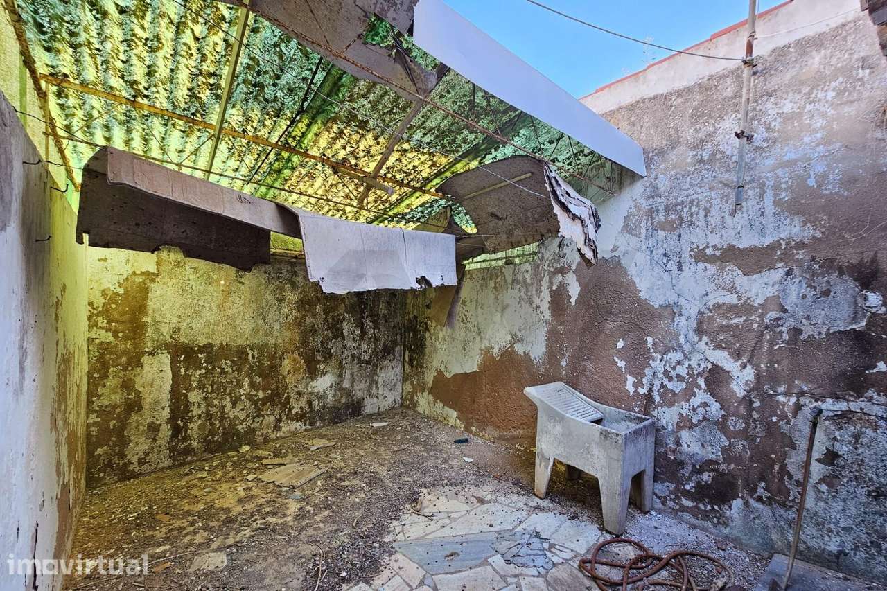 Moradia para Remodelação Total no Centro de Lagos – Excelente Oportuni - Grande imagem: 3/6