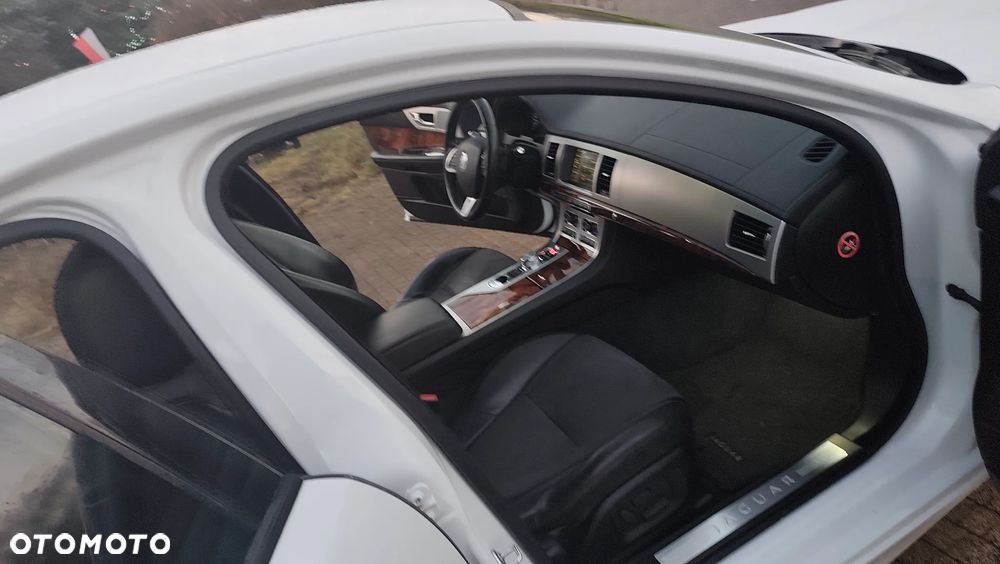 Jaguar XF 3.0 V6 D R-Sport - 36