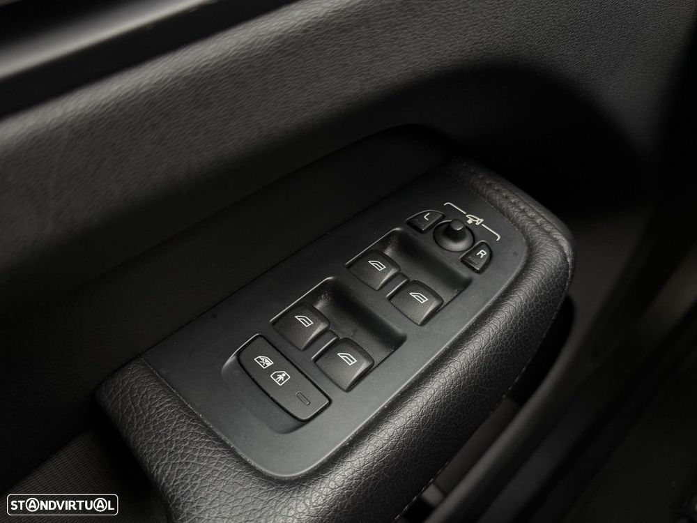 Volvo XC 60 2.0 D4 Momentum Plus Geartronic - 24