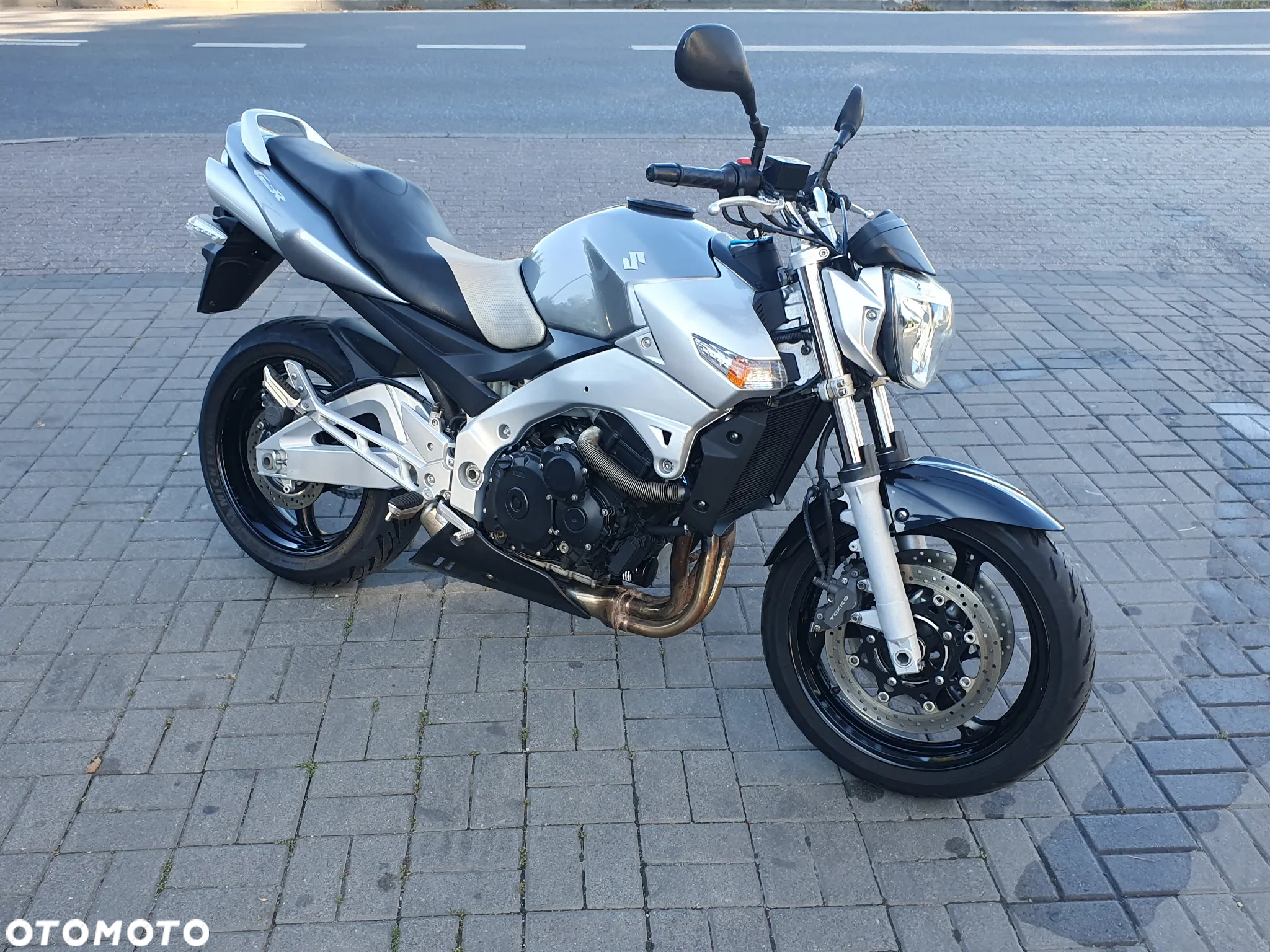 Suzuki GSR - 8