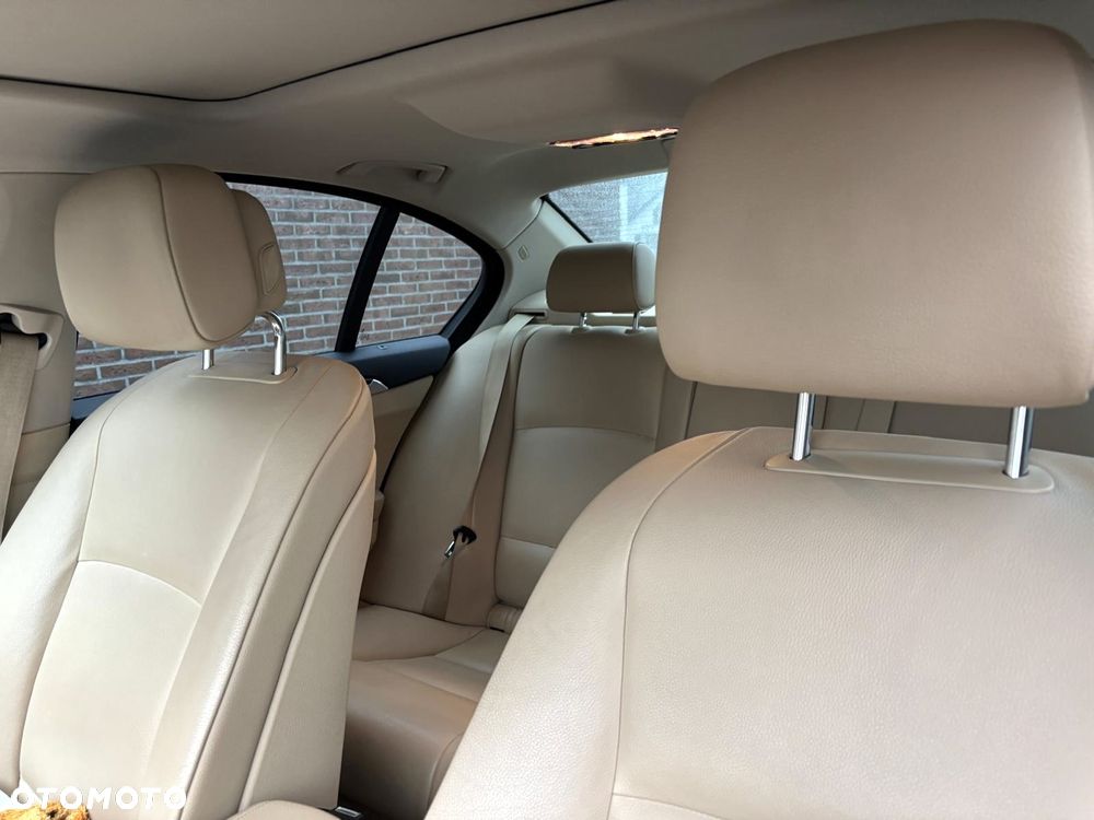 BMW Seria 5 535i Luxury Line - 36