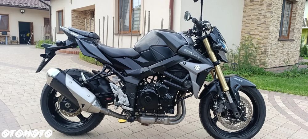 Suzuki GSR - 3