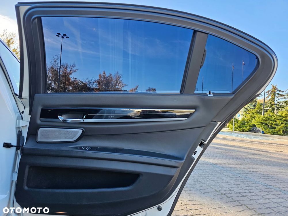 BMW Seria 7 750Li xDrive - 22
