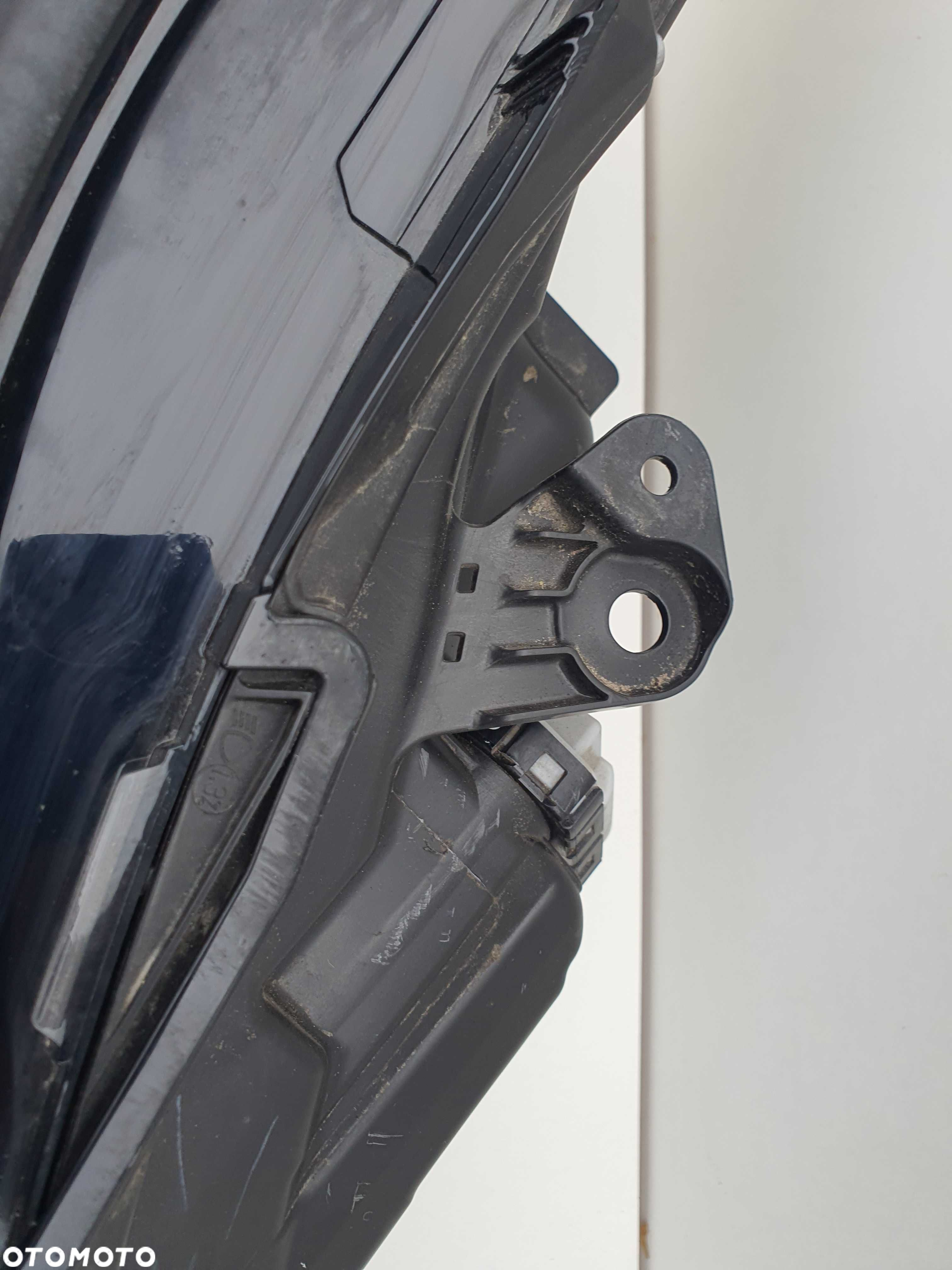 TOYOTA HIGHLANDER lampa prawa przednia EU 20-23 - 5