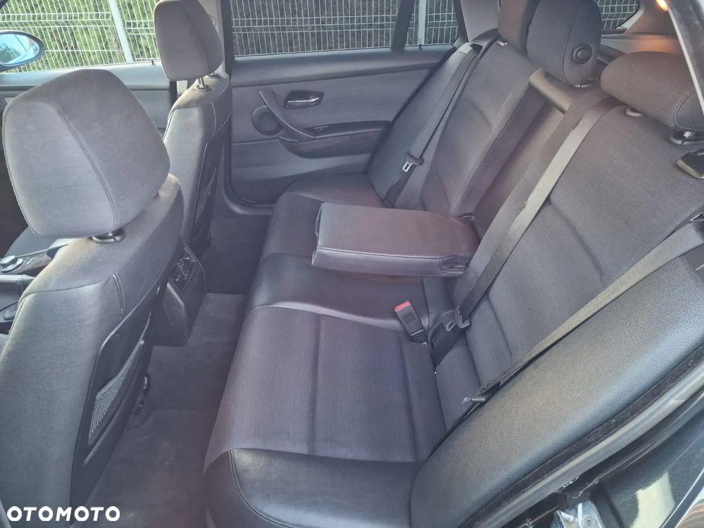 BMW Seria 3 330xi Touring - 10