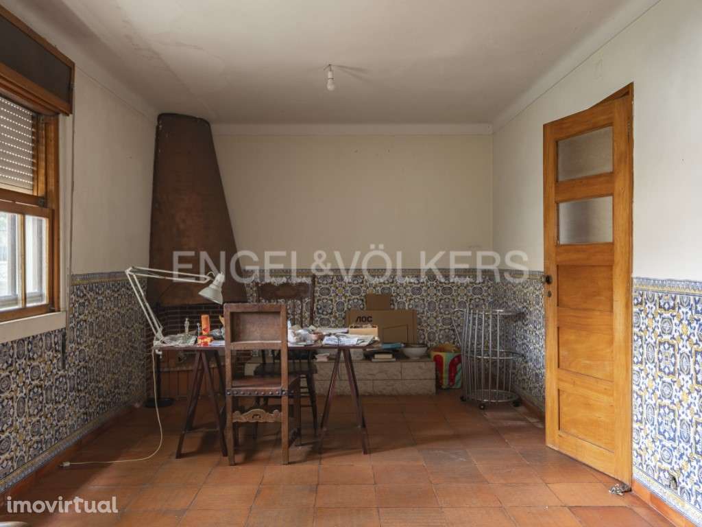 Moradia T6 de 330m² para remodelação em Benfica - Grande imagem: 5/31