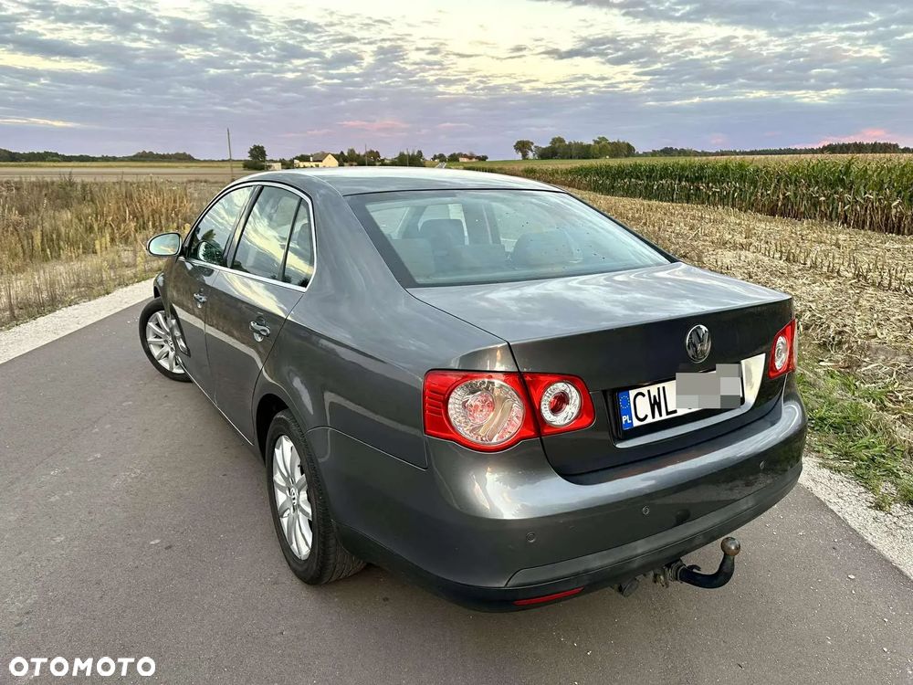 Volkswagen Jetta - 8