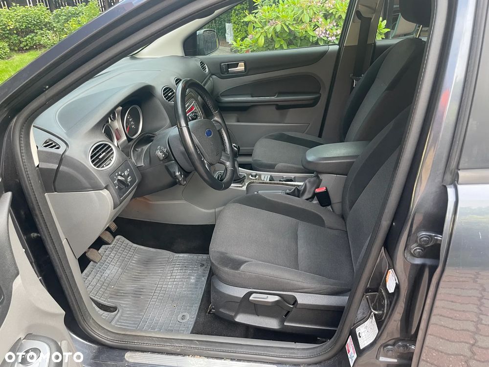 Ford Focus Ghia - 8