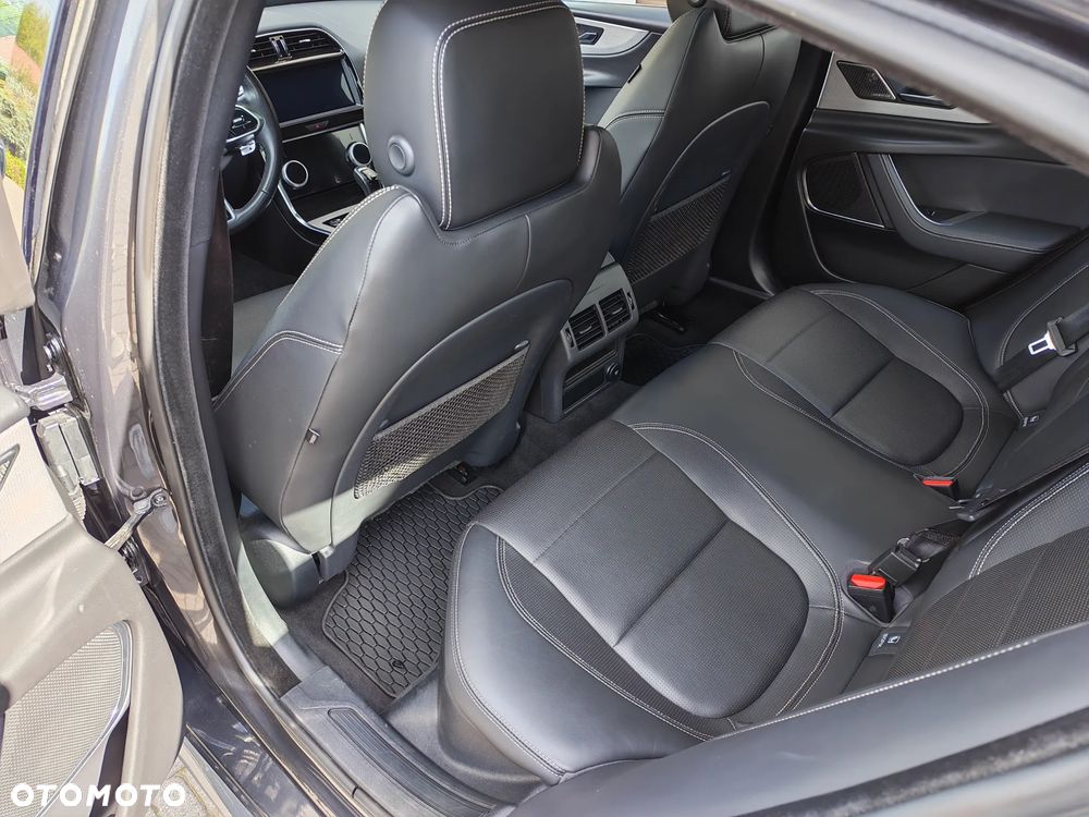 Jaguar XE 2.0 D180 AWD R-Dynamic SE - 9